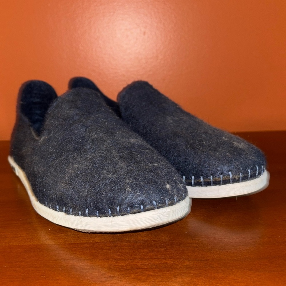 Seavees men’s size 9 shoes.